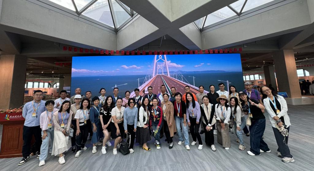 港珠澳大桥展厅参观合影.jpg 港珠澳大桥展厅参观合影.jpg