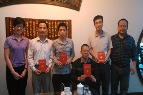 BETVLCTOR伟德在线专职副主席苏姚和棋牌协会会长孔晓明给前四名颁奖
